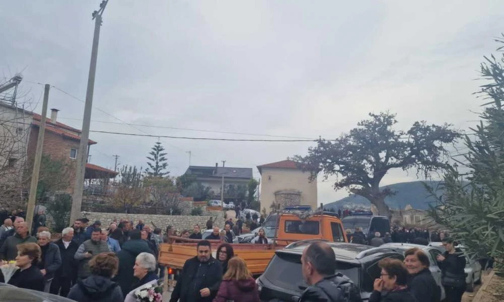 Λες και είναι ο χειρότερος εγκληματίας ο Μπελέρης! 18 κλούβες της αστυνομίας στη Χειμάρρα - Τον αφήνουν να πάει μόνο στην ταφή της γιαγιάς του (βίντεο)
